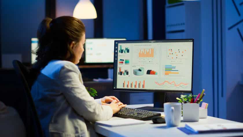 software-de-gestao-industrial-mulher-analisando-graficos-e-dados-no-computador