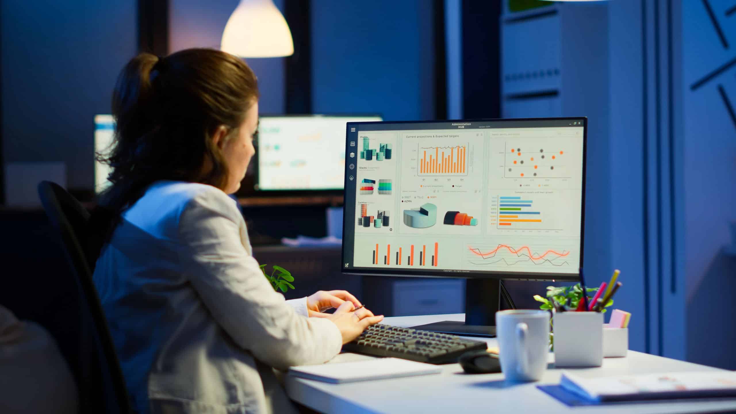 software-de-gestao-industrial-mulher-analisando-graficos-e-dados-no-computador