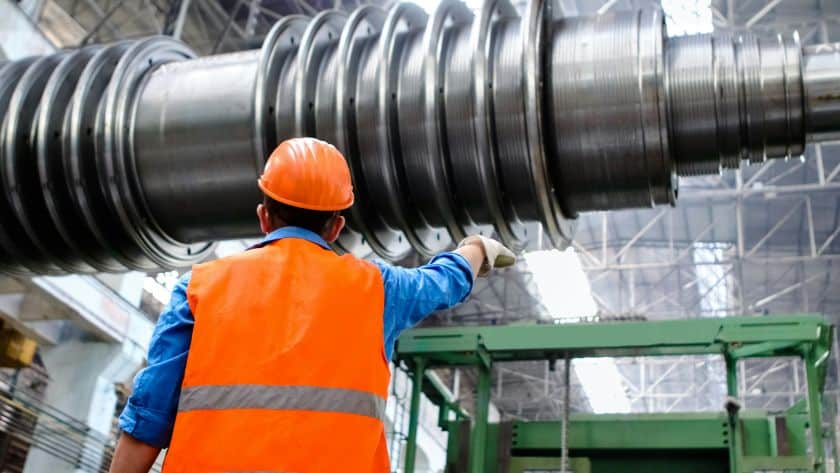 engenharia-de-manutencao-homem-de-colete-e-capacete-no-chao-de-fabrica