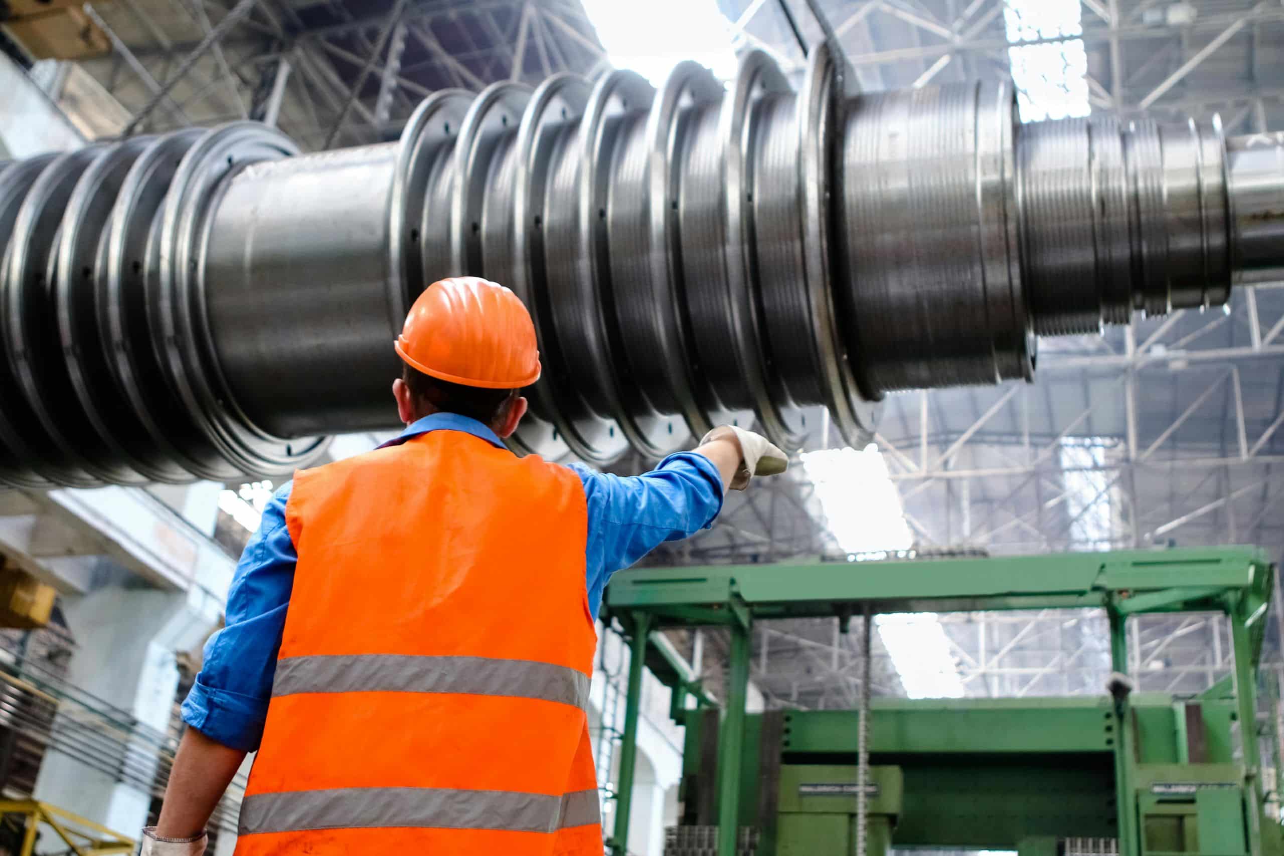 engenharia-de-manutencao-homem-de-colete-e-capacete-no-chao-de-fabrica