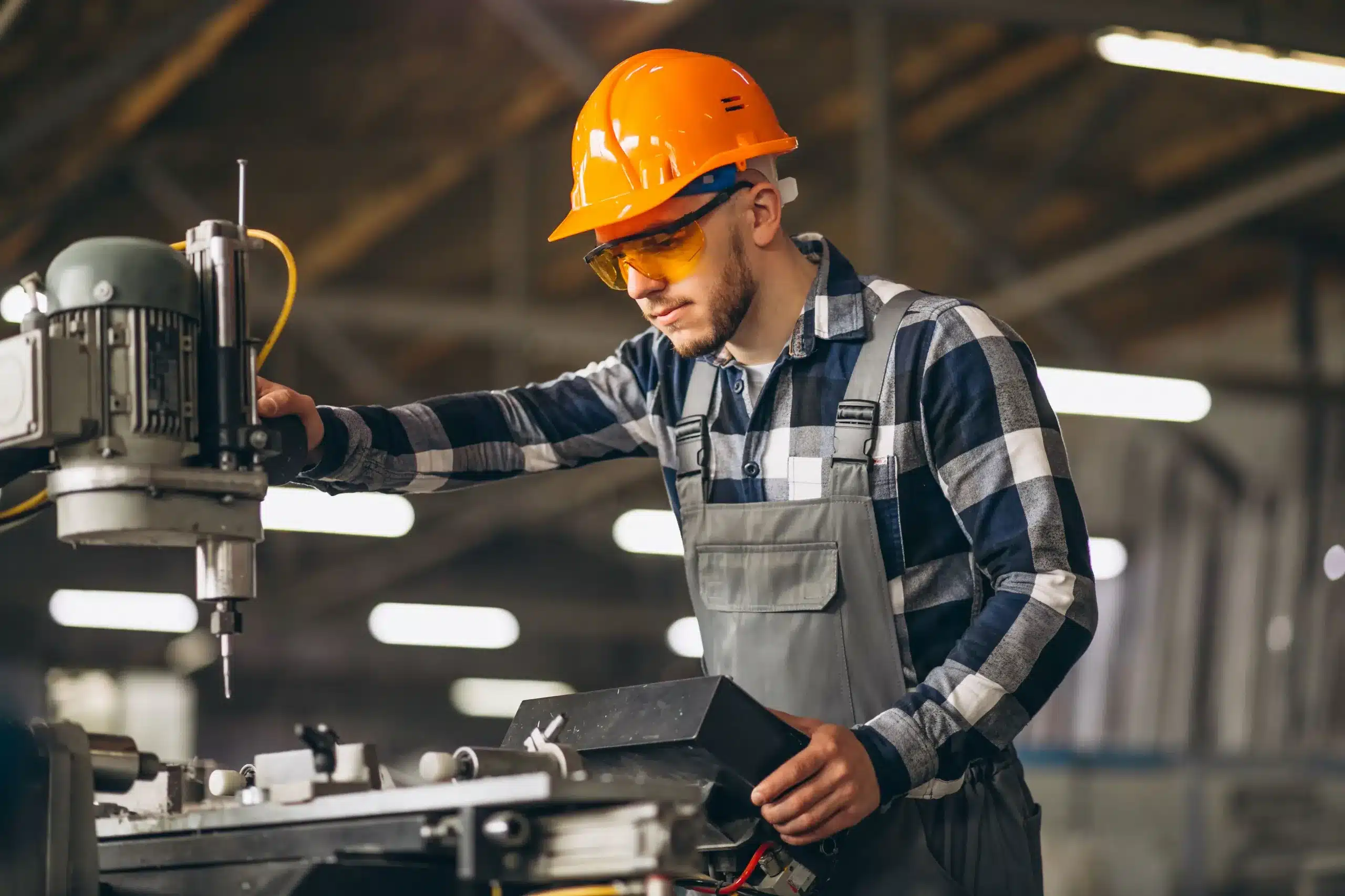 manutencao-preventiva-gestor-de-manutencao-fazendo-reparo-em-maquina-industrial