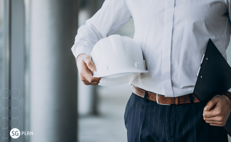 gestor de manutenção industrial com roupa social segurando um capacete ao lado do corpo