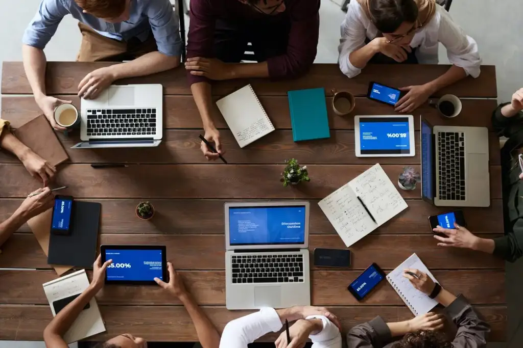 mesa de reuniões com notebooks abertos
