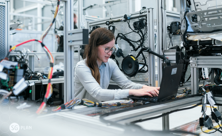gestora de projetos industriais mexendo no notebook