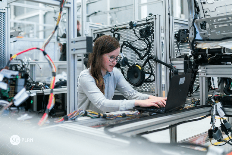 gestora de projetos industriais mexendo no notebook