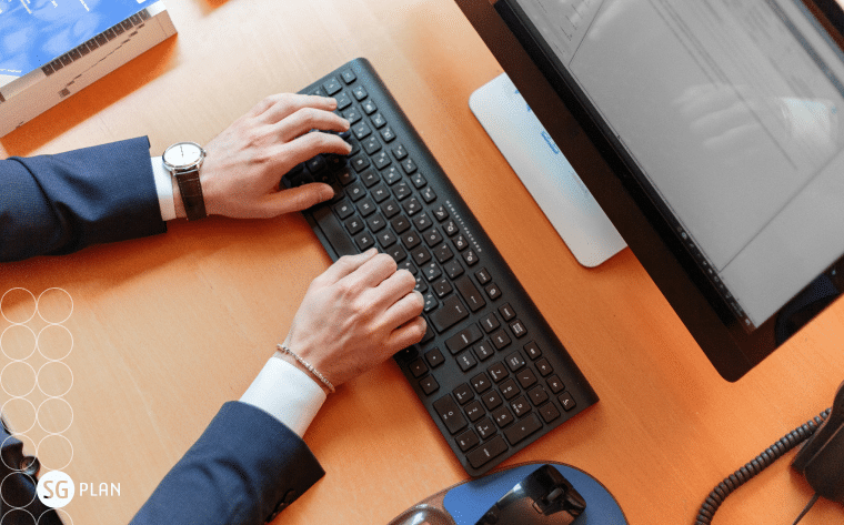gestor com as mãos sobre o teclado do computador