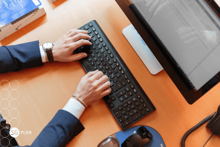 gestor com as mãos sobre o teclado do computador
