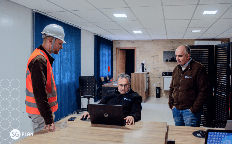 gestores-conversando-com-o-responsavel-pela-manuntencao-das-maquinas-na-industria