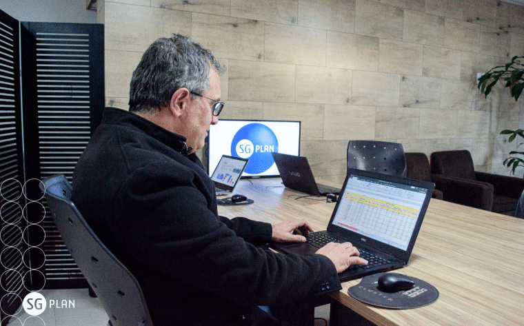 gestor em sua estação de trabalho usando o notebook