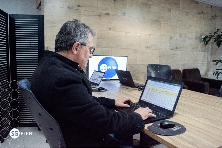 gestor em sua estação de trabalho usando o notebook