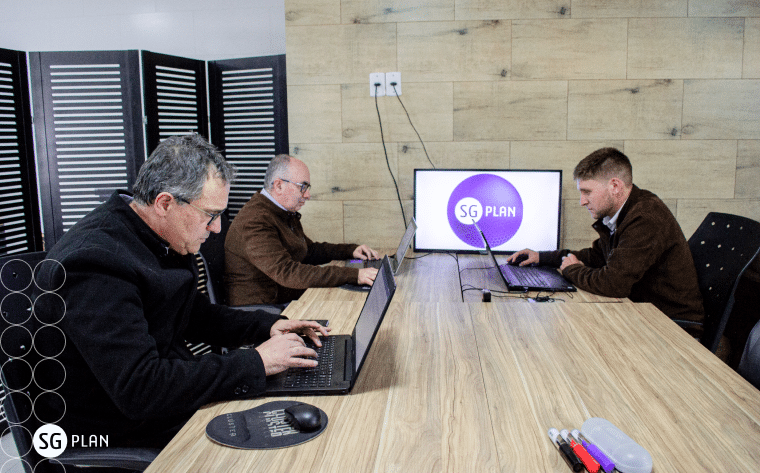 gestores industriais trabalhando em seus notebooks
