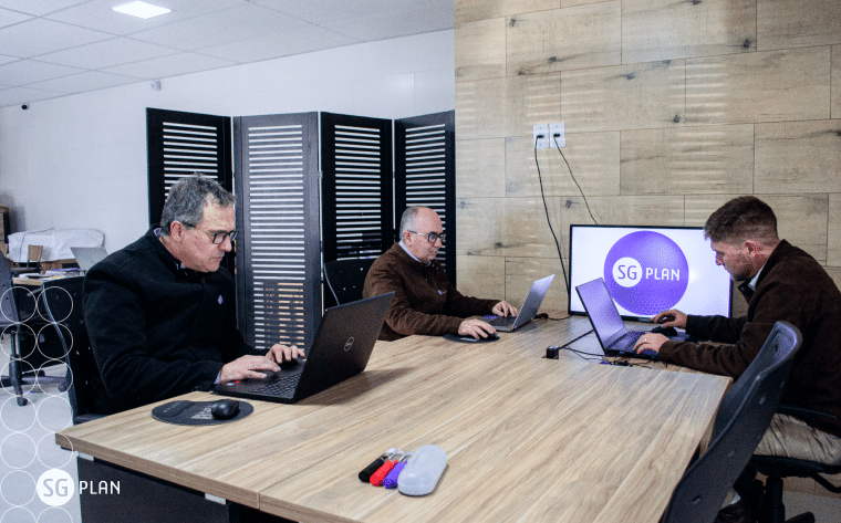 gestores no escritorio utilizando o notebook