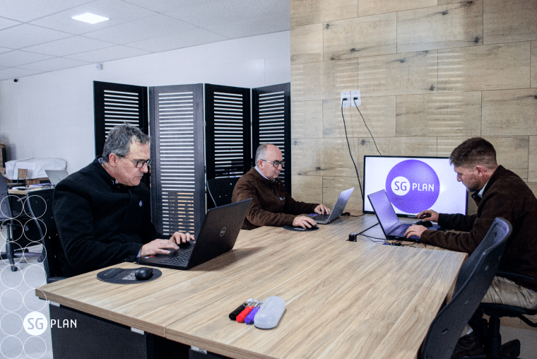 gestores no escritorio utilizando o notebook