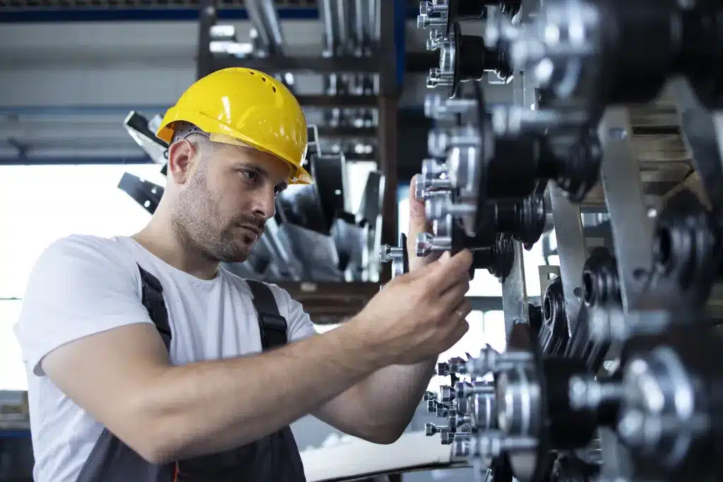 engenheiro de manutenção realizando a parada de manutenção no maquinário na indústria
