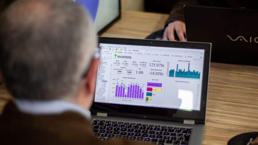 homem de cabelos grisalhos analisando dados no notebook