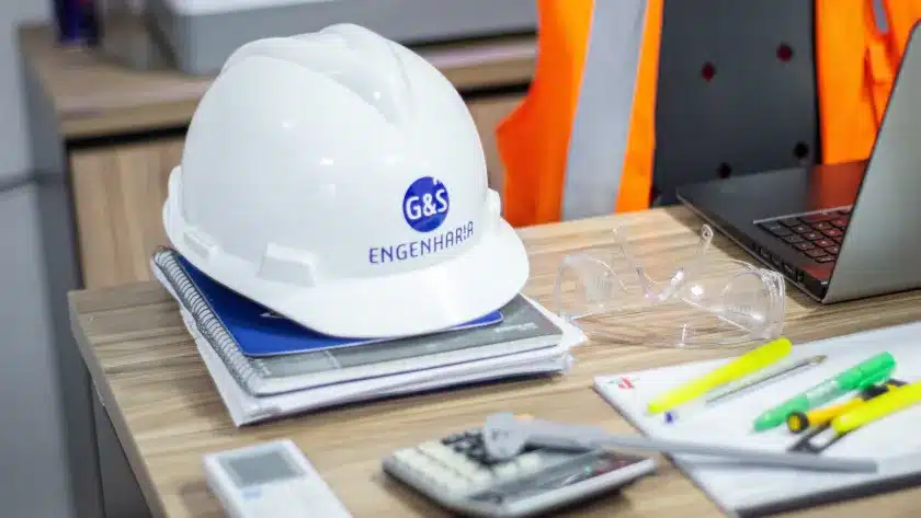 indicadores-de-seguranca-do-trabalho-capacete-de-seguranca-em-cima-da-mesa-de-trabalho