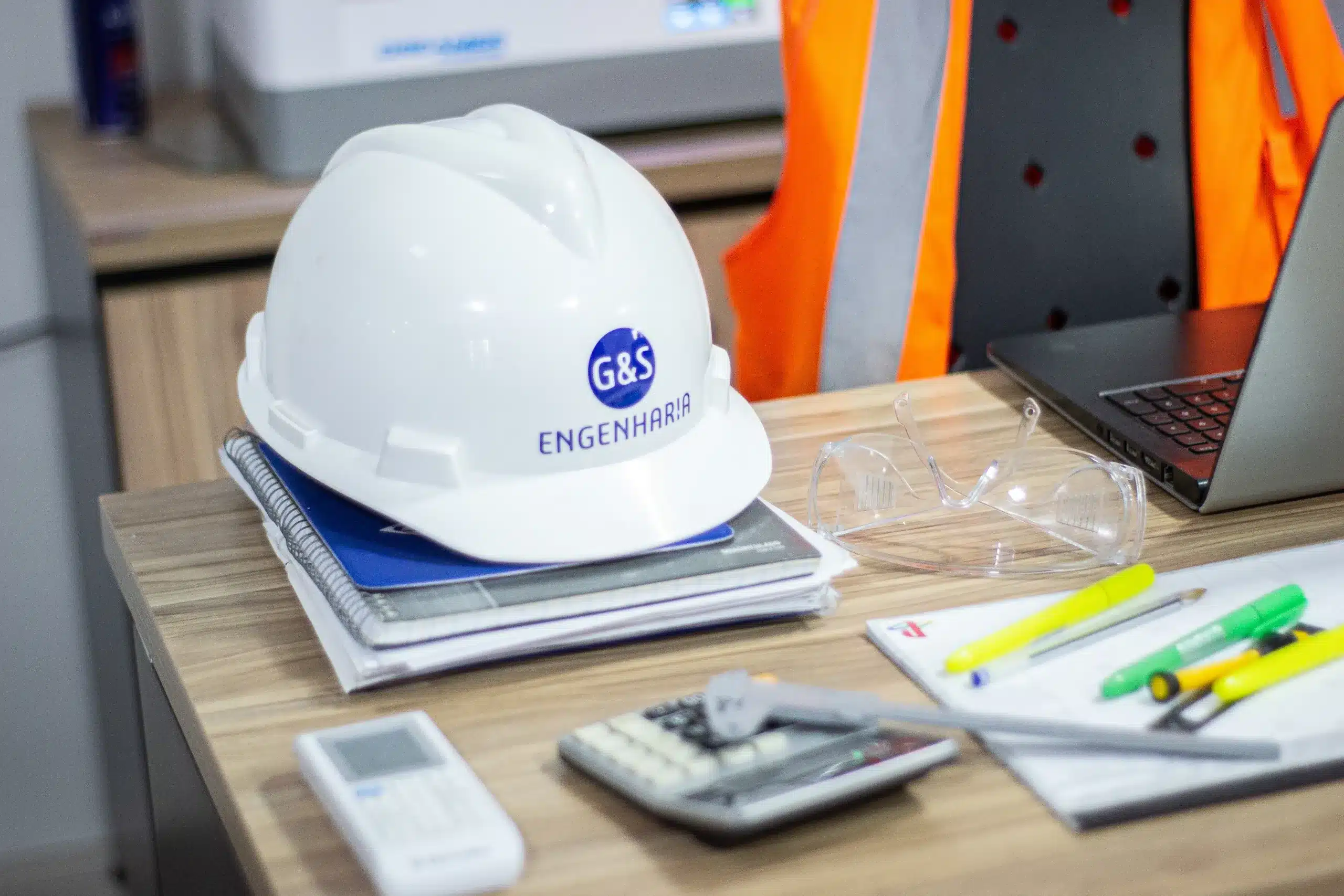 indicadores-de-seguranca-do-trabalho-capacete-de-seguranca-em-cima-da-mesa-de-trabalho