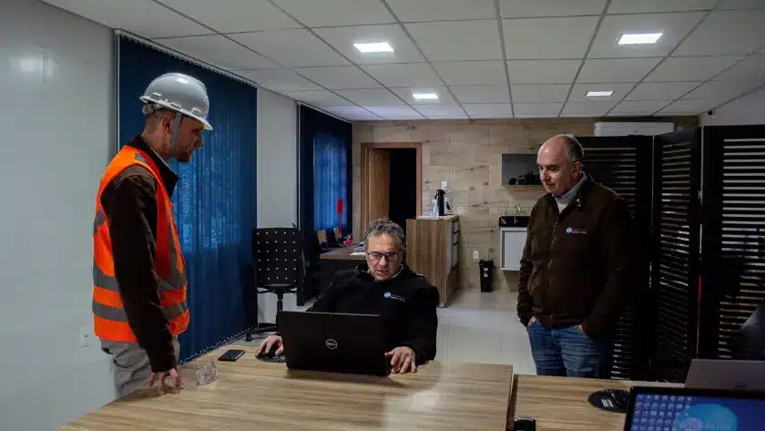 indicadores-de-seguranca-no-trabalho-gestores-e-operario-conversando-no-escritorio