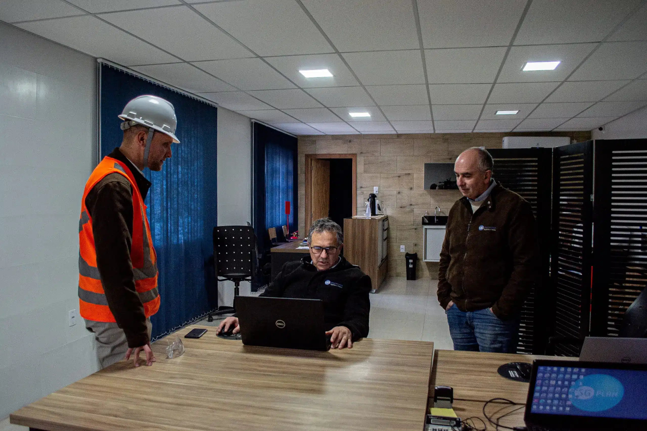 indicadores-de-seguranca-no-trabalho-gestores-e-operario-conversando-no-escritorio