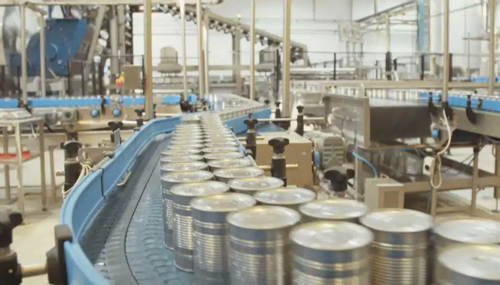 processo de produção de enlatados no chão de fábrica