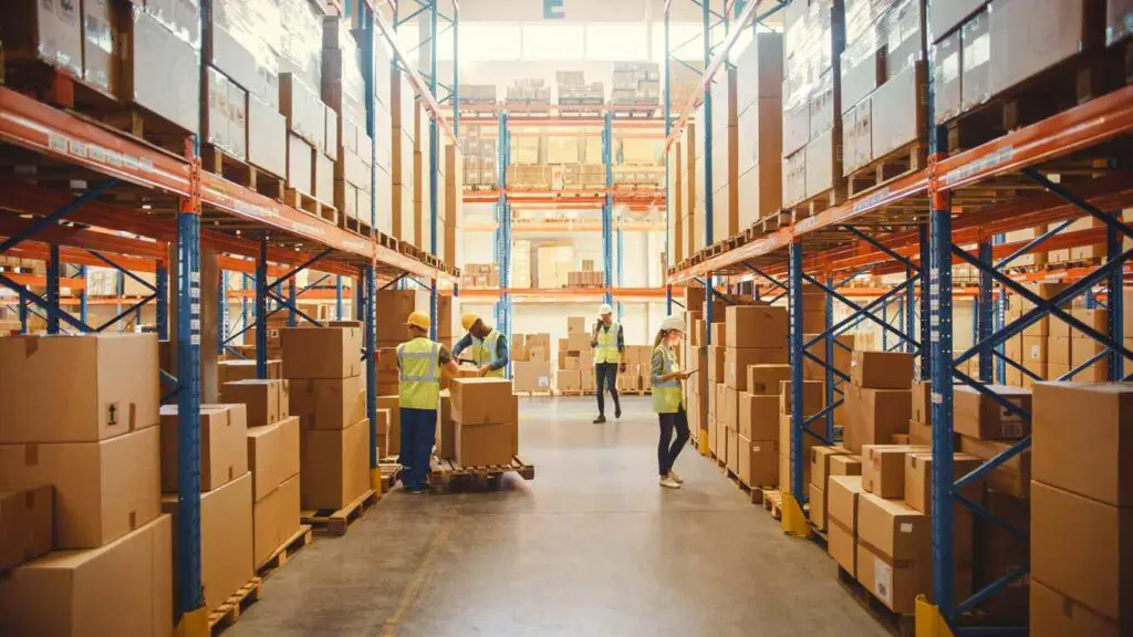 pessoas no estoque da industria organizando os materiais