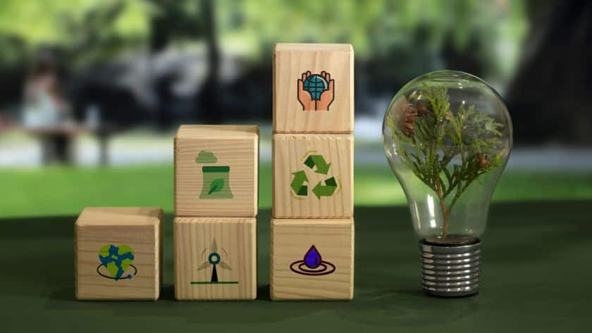 pilares-do-esg-dados-de-madeira-com-simbolos-de-sustentabilidade-ambiental