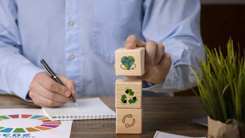gestor-escrevendo-no-papel-como-dados-com-simbolos reutilizáveis