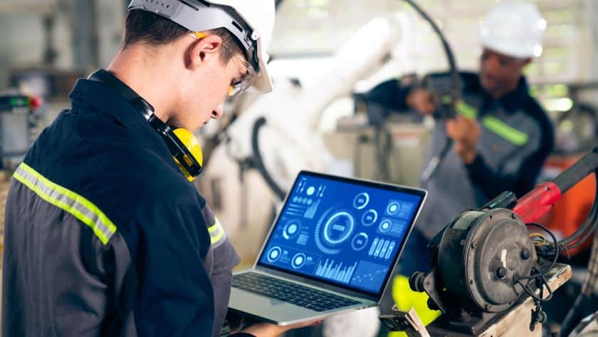 tecnologia-da-informacao-jovem-na-industria-usando-notebook-no-chao-de-fabrica