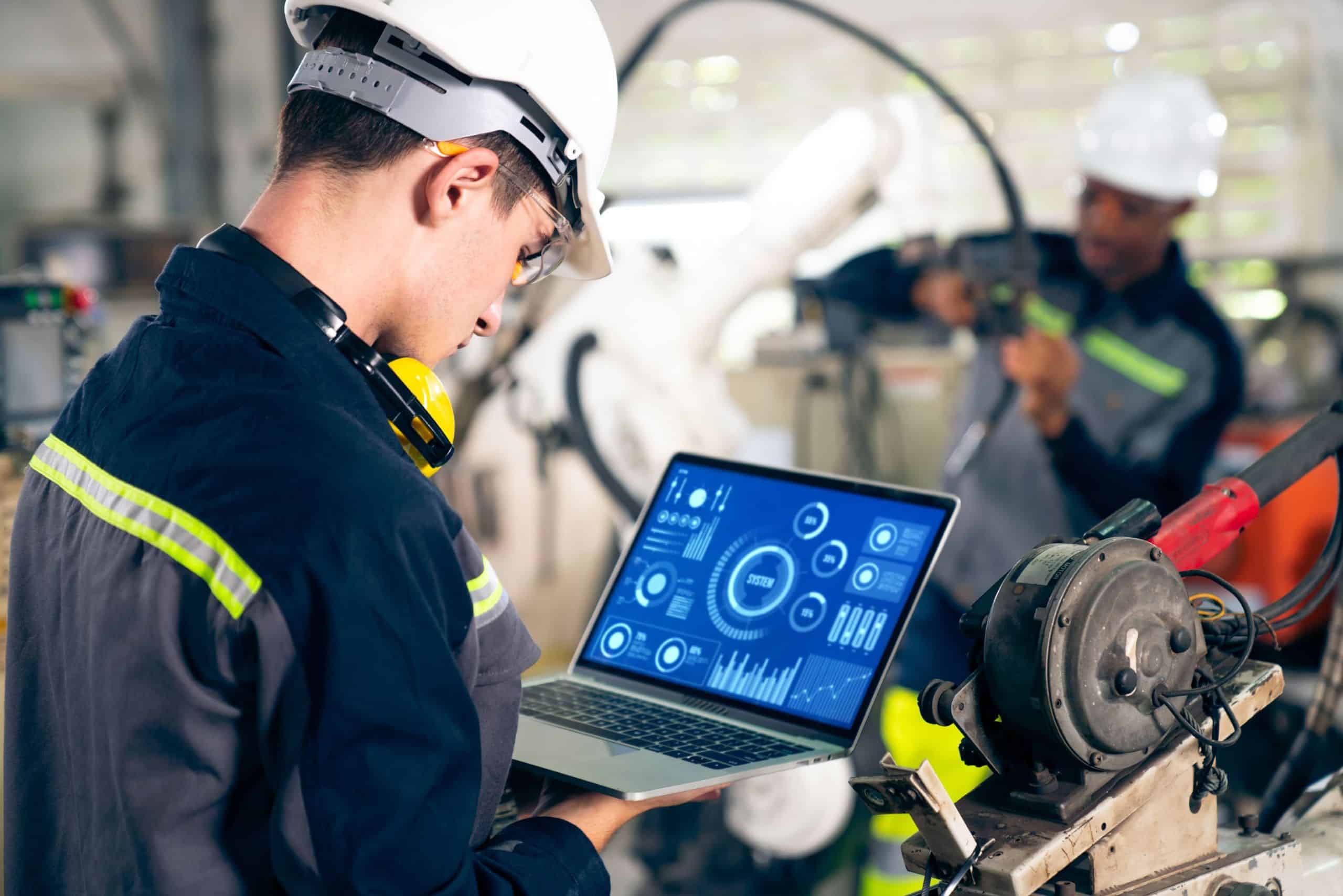 tecnologia-da-informacao-jovem-na-industria-usando-notebook-no-chao-de-fabrica