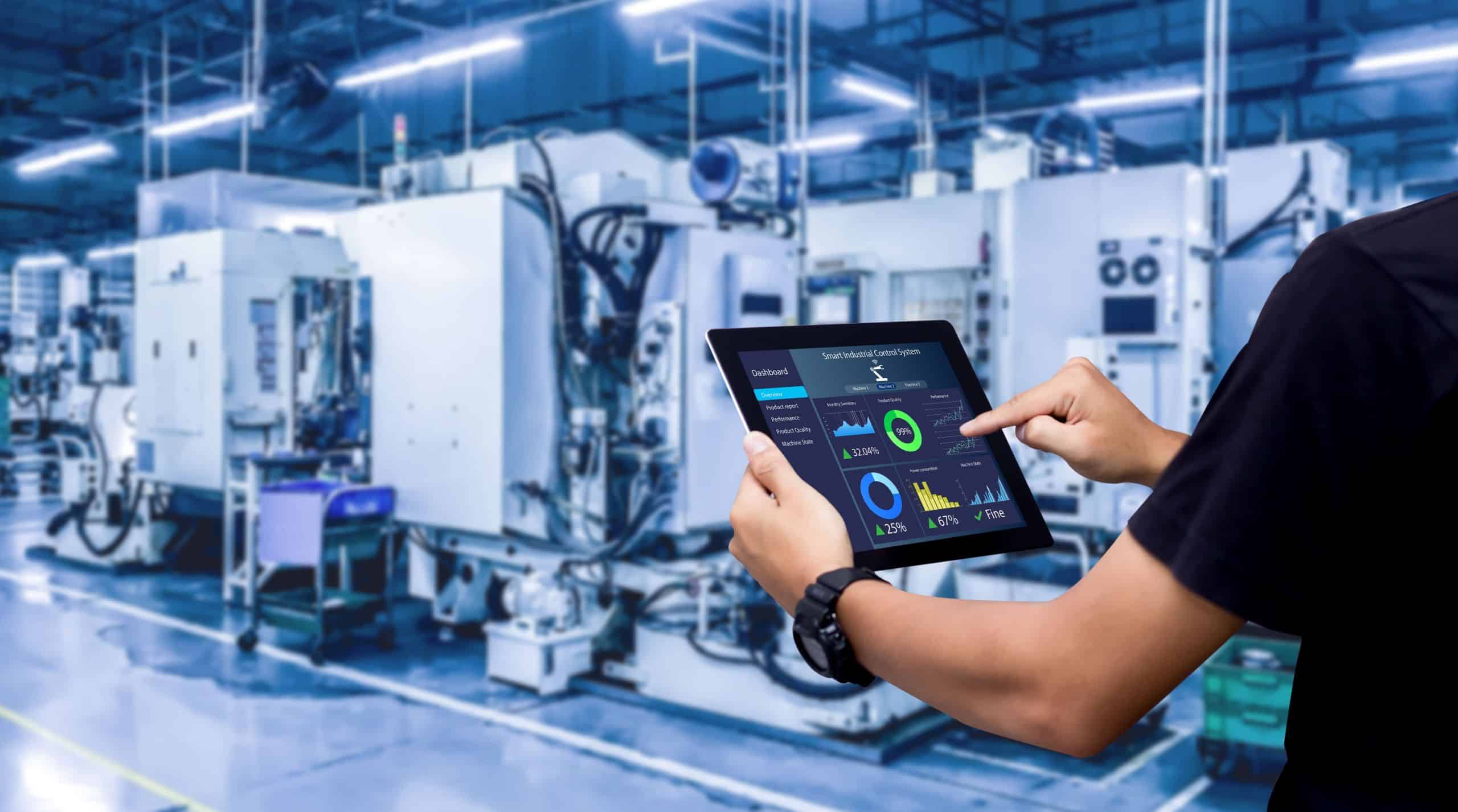 erp-gestor-com-tablet-utilizando-erp-no-chao-de-fabrica