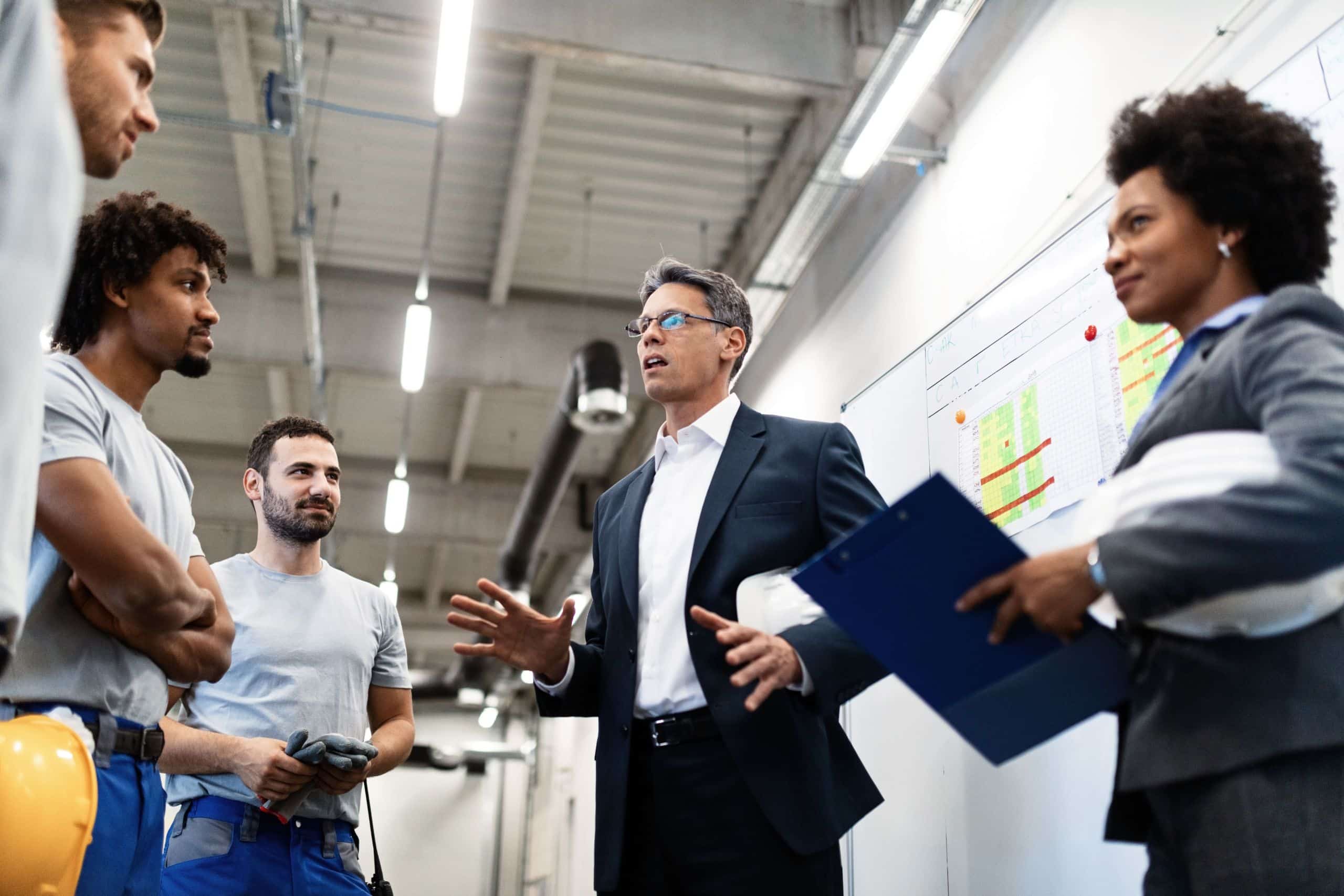 gerenciamento-de-projetos-gestor-industrial-conversando-no-chao-de-fabrica-com-os-colaboradores