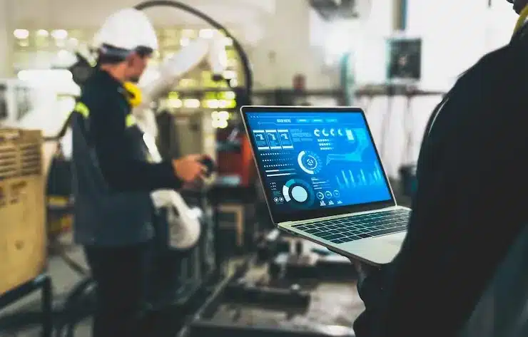 como-funciona-o-sistema-lean-manufacturing-trabalhadores-de-fabrica-trabalhando-com-braco-robotico-adepto-em-uma-oficina