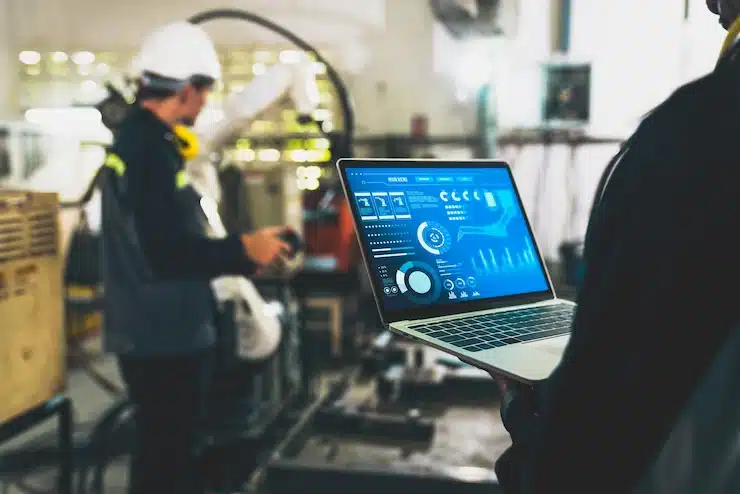 como-funciona-o-sistema-lean-manufacturing-trabalhadores-de-fabrica-trabalhando-com-braco-robotico-adepto-em-uma-oficina