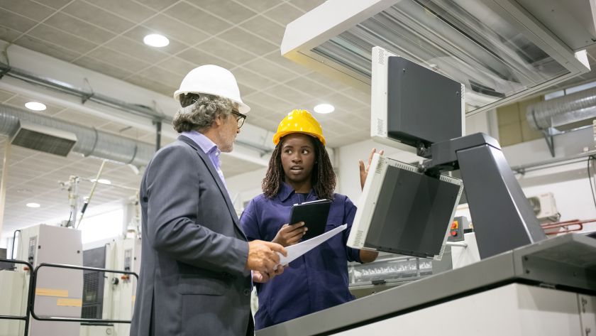 lean-manufacturing-gestor-industrial-conversando-com-colaborador-no-chao-de-fabrica