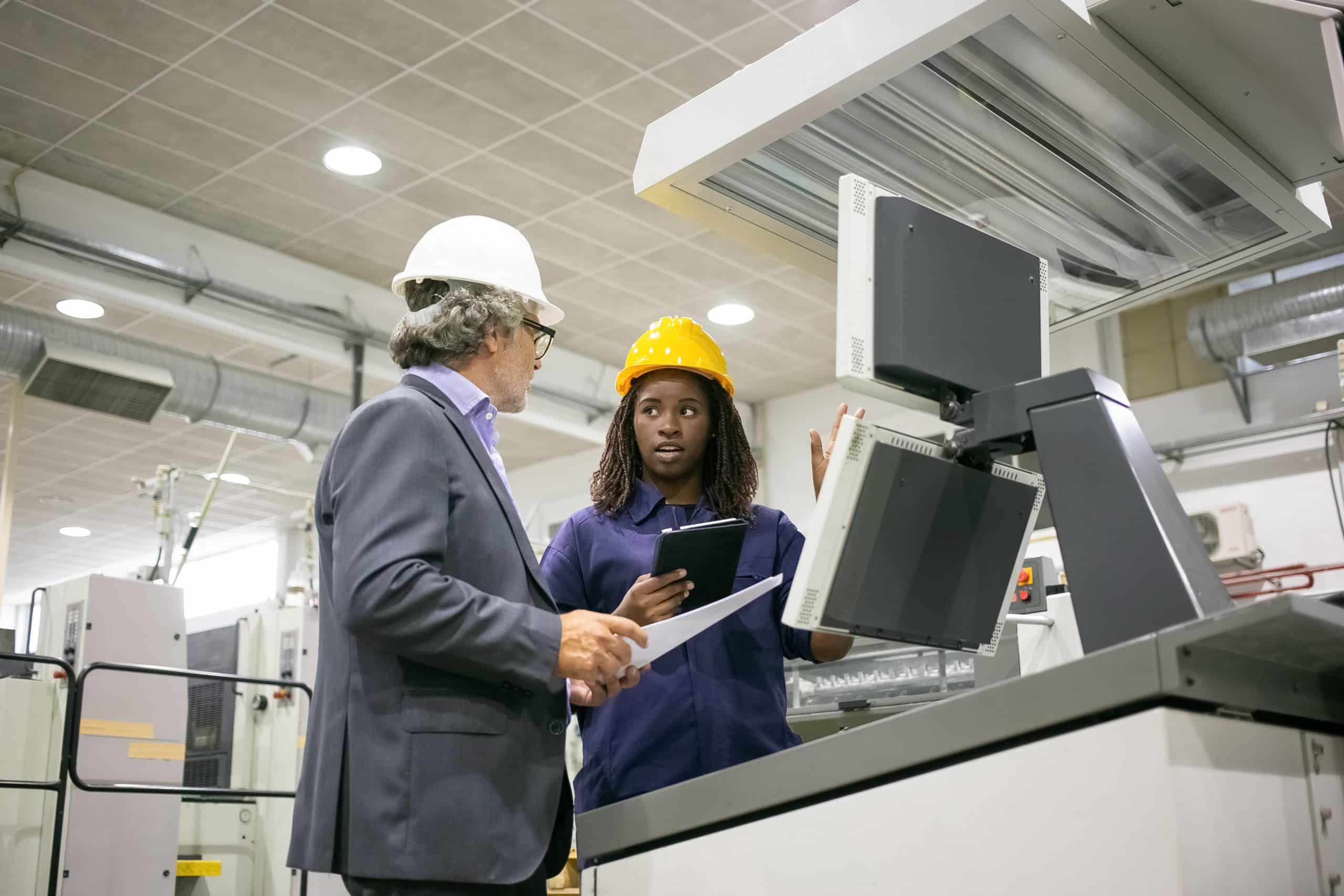 lean-manufacturing-gestor-industrial-conversando-com-colaborador-no-chao-de-fabrica