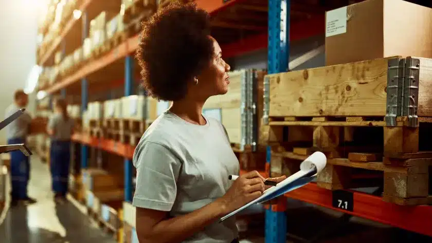 logistica-reversa-mulher-no-estoque-de-fabrica-com-planilha-na-mao