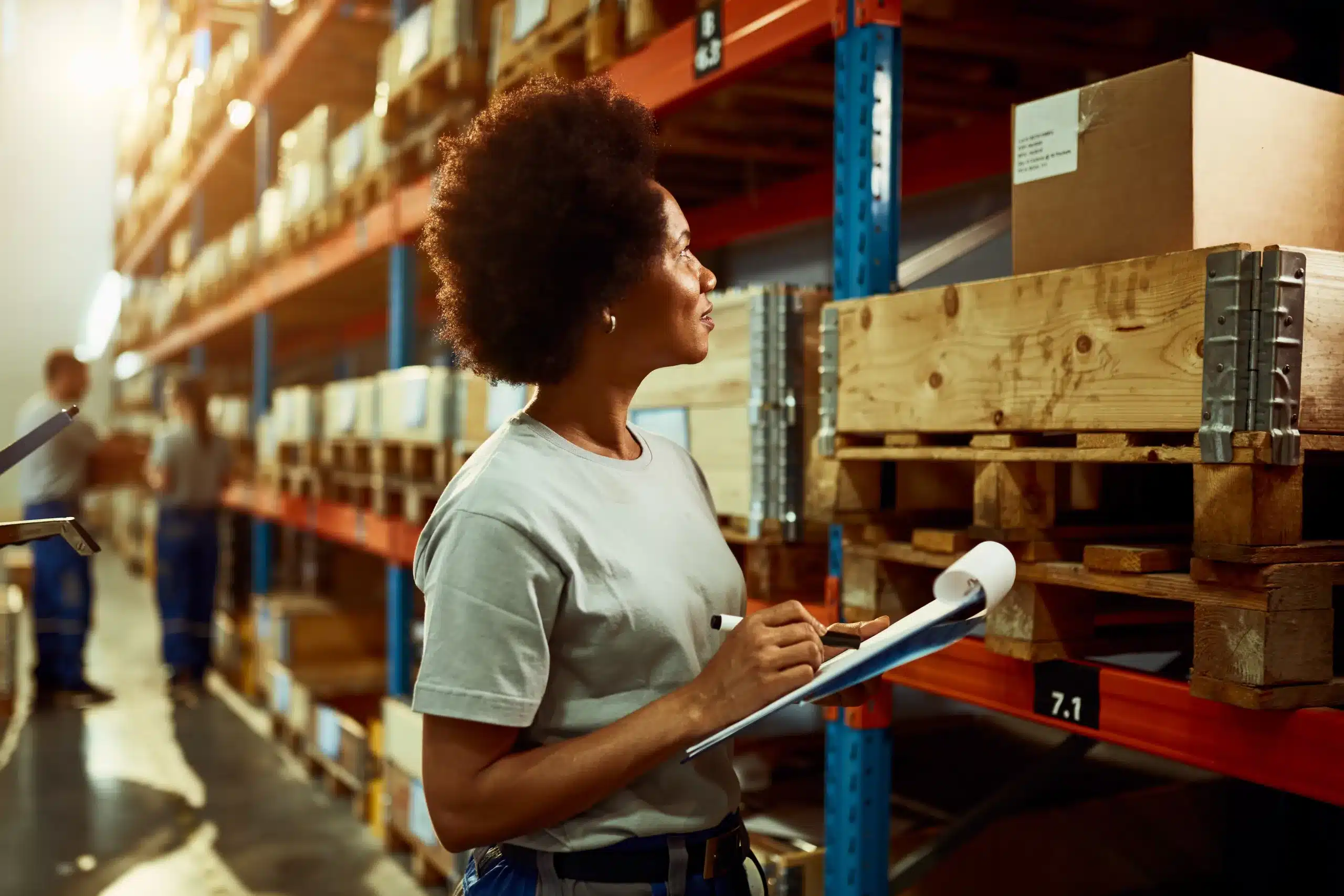 logistica-reversa-mulher-no-estoque-de-fabrica-com-planilha-na-mao