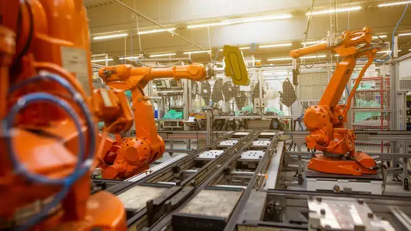 como-a-inteligencia-artificial-e-usada-na-industria-maquinas-operando-no-chao-de-fabrica