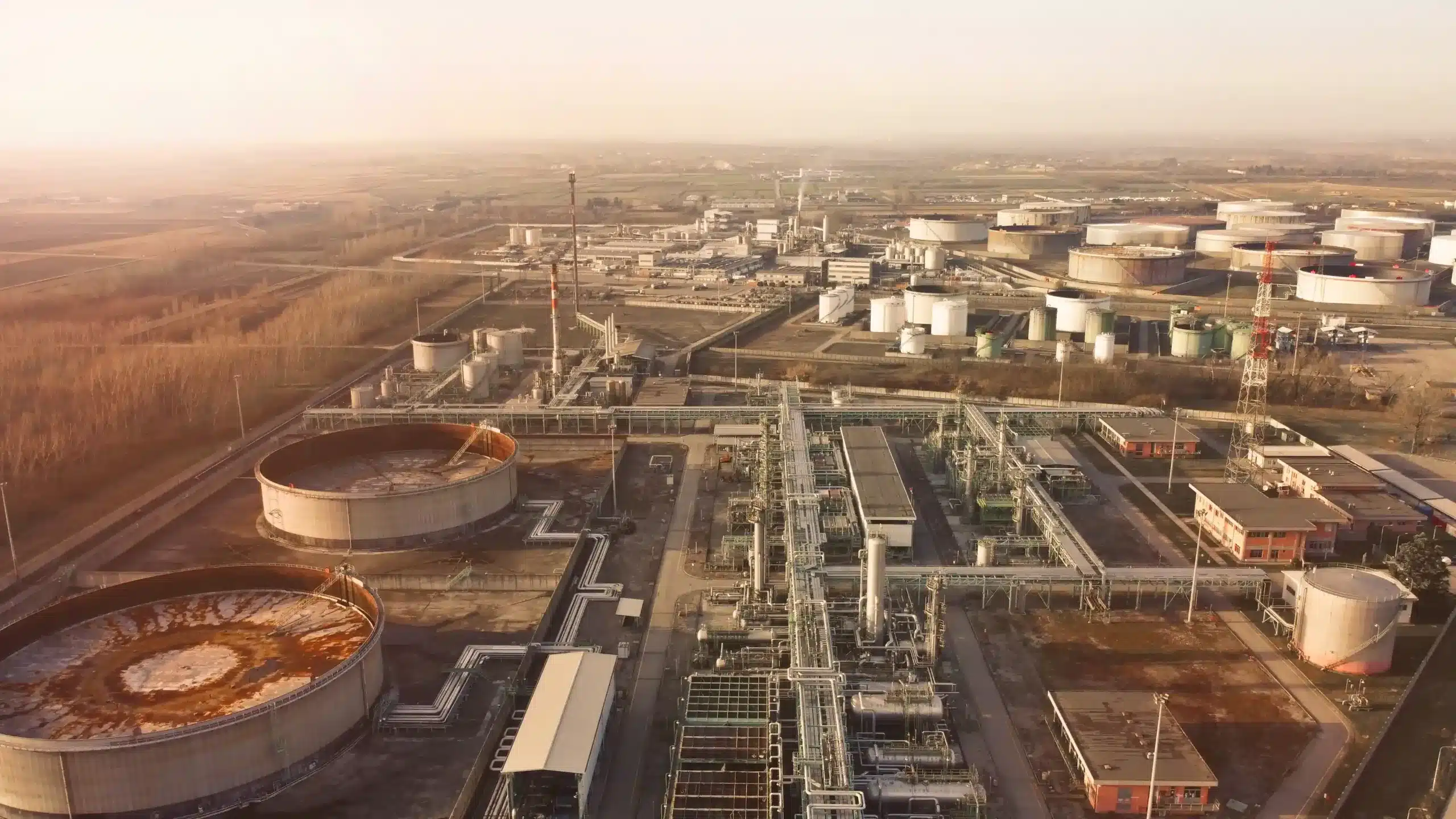 nova-industria-brasil-visao-de-polo-industrial-ao-entardecer