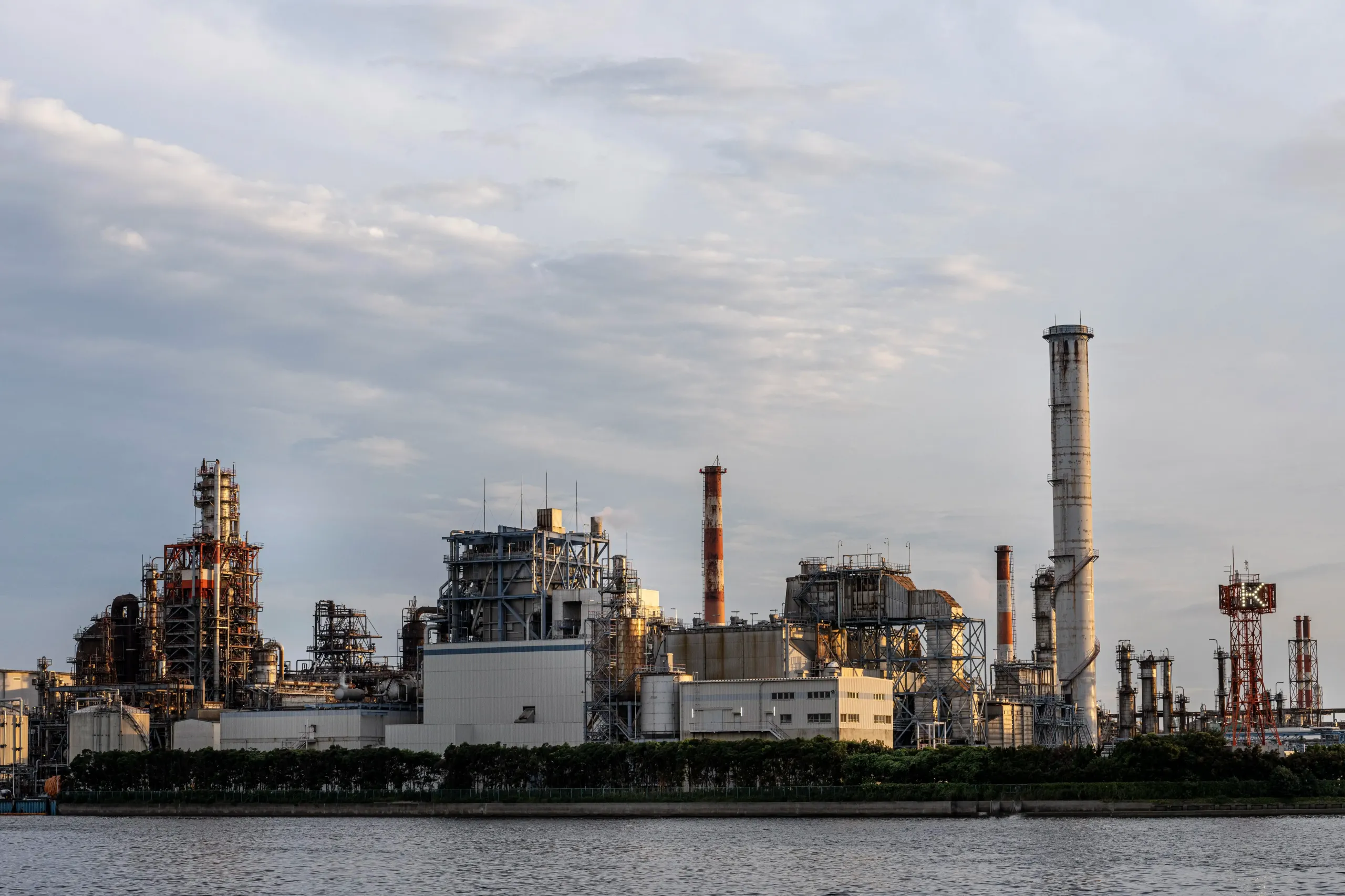 neoindustrializacao-vista-urbana-com-polo-industrial-ao-entardecer