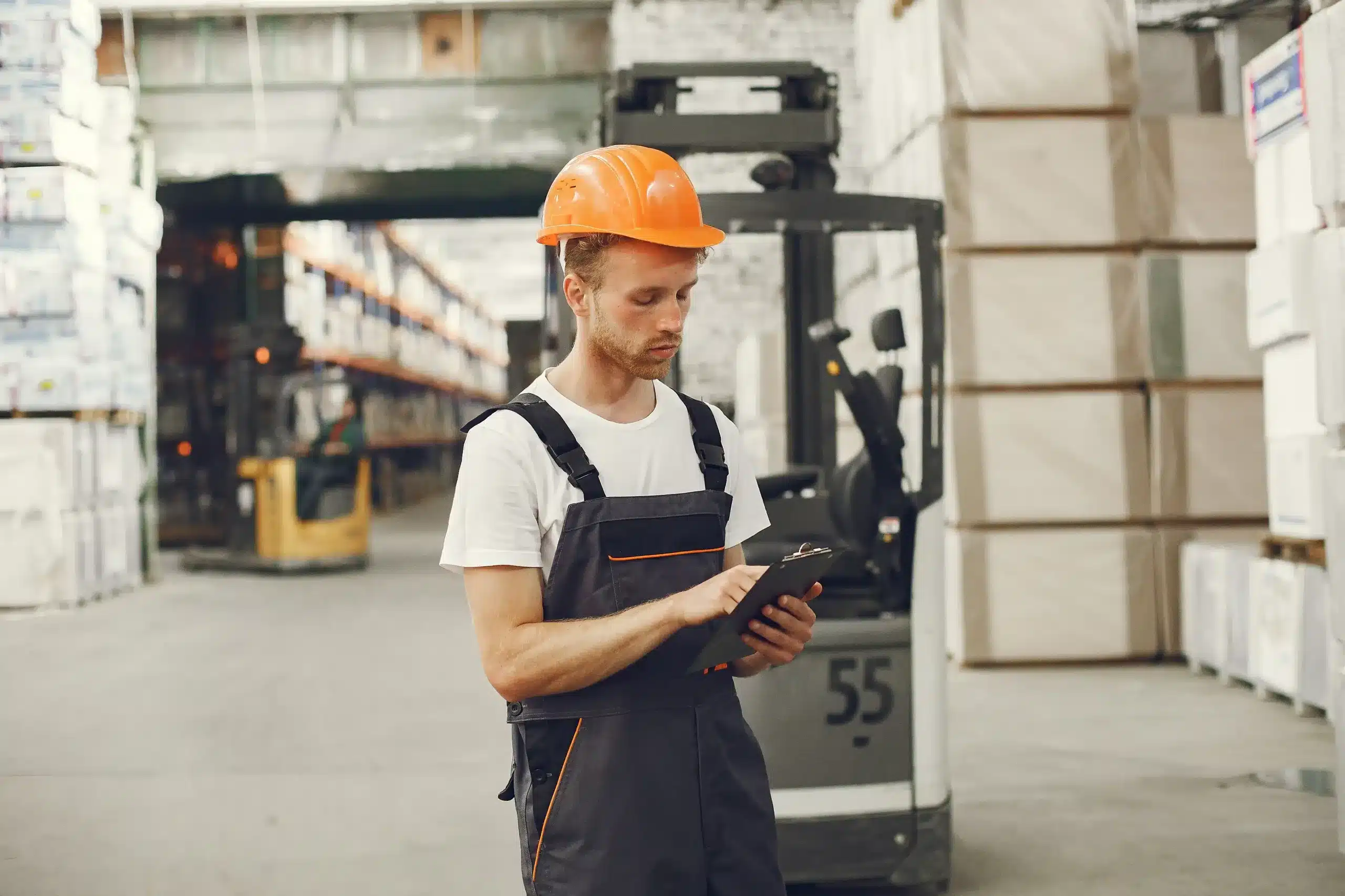 industria-4-0-homem-no-chao-de-fabrica-com-capacete-e-roupa-especial